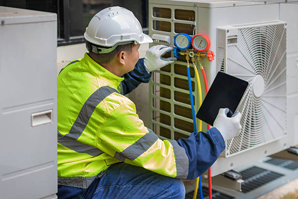 Professional Ac Installation technician working in Flora, IL
